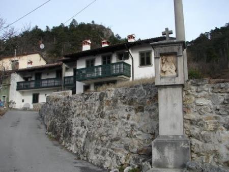 Na fotografiji je Pil sv. Roka pred kamnitim zidom